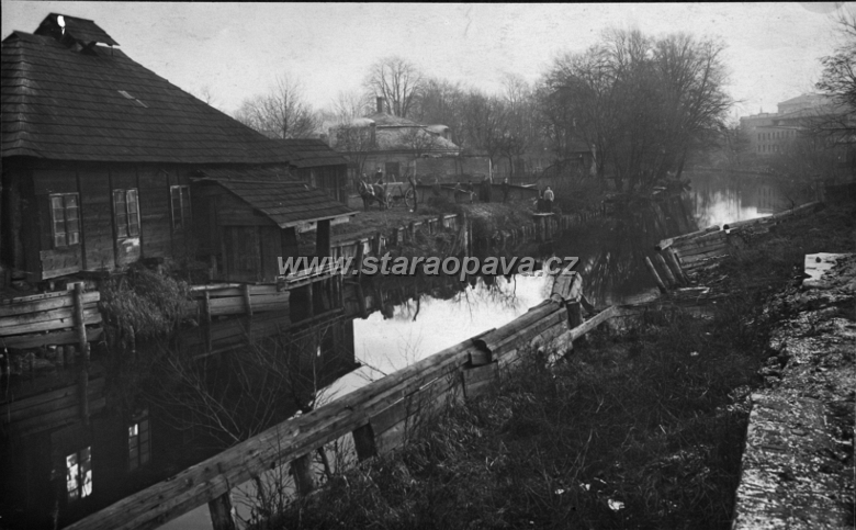 kolofikogvo (2).jpg - Stejný pohled jako na předchozí fotografii, jen byl fotograf otočený víc doprava. Budova za dřevěným domkem jsou opět lázně v areálu Zahrady Casina. Foto kolem roku 1900.